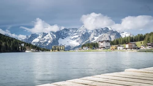 Timelapse du lac Misurina et des montagnes Sorapiss, Dolomites, Italie