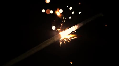 Das Bengalfeuer des neuen Jahres leuchtet hell