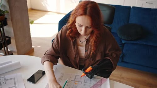Draufsicht einer behinderten Frau, die remote arbeitet