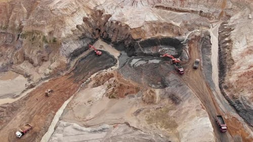 Vista superior de los camiones volquete y maquinaria son trabajos en canteras de arcilla, excavadoras están cargando minerales