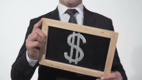 US-Dollar-Symbol auf Tafel in den Händen von Geschäftsleuten, Weltwährung, Finanzen