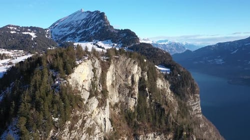 Vue aérienne vers l'avant de la plate-forme d'observation enneigée au sommet d'une montagne sur fond de ciel bleu. Lac I