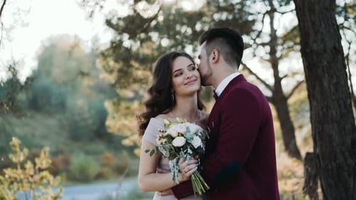 Portrait de mariage heureux Histoire d'amour de beau jeune couple