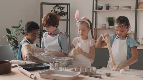 Multikulturelle Kinder spielen mit Teig