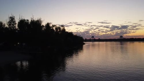 Stadtteich bei Sonnenuntergang im Sommer