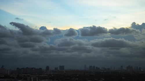 Zeitraffer, wunderschöne Dämmerung, flauschiger Sturm, bewölkter blauer Himmel im Stadtbild