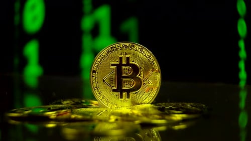 Haufen Bitcoins mit beweglichem Binärcode Blockchain Hintergrund