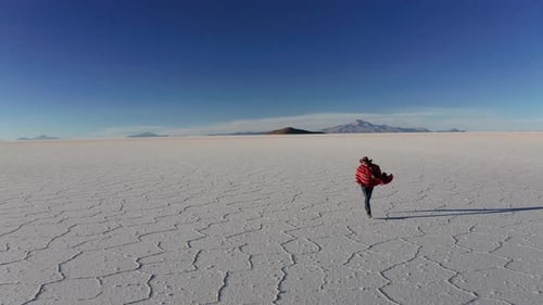 Hombre en poncho en el Salar De Uyuni, Aitiplano, Bolivia