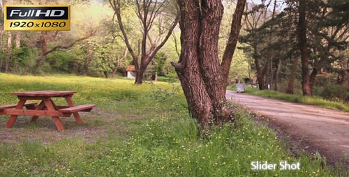Mesa de piquenique na natureza