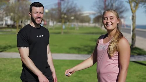 Les sportifs se cogne les poings après l'entraînement dans le parc d'été