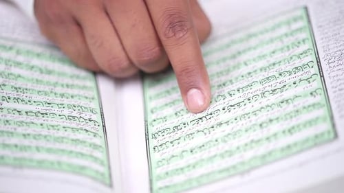 Muslimischer Mann liest Koran