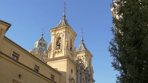 Campanarios y cúpula de la Basílica San Juan de Dios