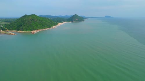 4K-Luftaufnahme der Drohnenbewegung auf wunderschönem Meer. Flug über den Ozean, offenes Meer.