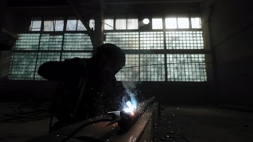 Nahaufnahme eines Fabrikarbeiters schweißt Metall mit einer Schweißmaschine