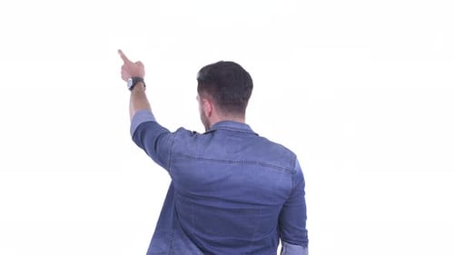 Rückansicht des jungen bärtigen Hipster-Mannes, der mit dem Finger zeigt