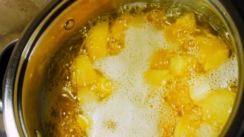 Faire bouillir les pommes de terre dans un