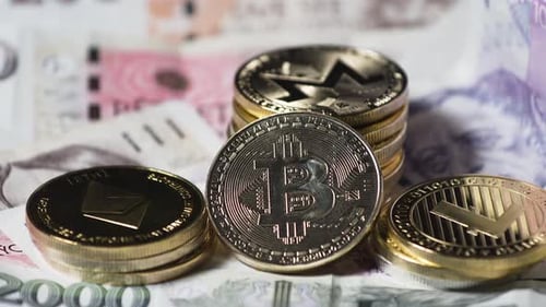 Pièces de crypto-monnaie empilées sur des billets de banque tchèques, bitcoin, zoom.