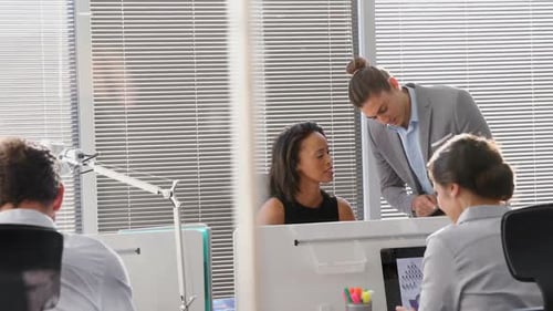 Collègues travaillant ensemble au bureau 4k