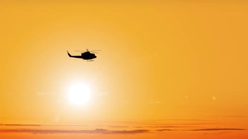 Silhouette sombre d'hélicoptère vole contre le soleil éclatant
