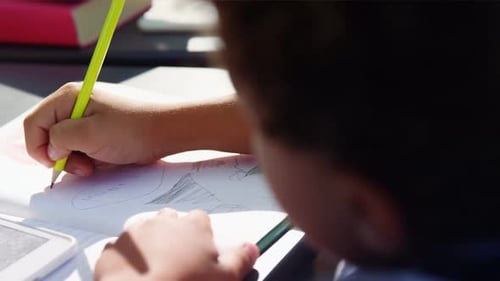 Aufmerksamer Schüler macht Hausaufgaben im Klassenzimmer