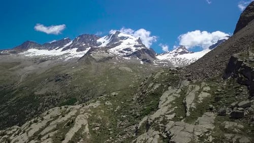 Survoler les montagnes alpines