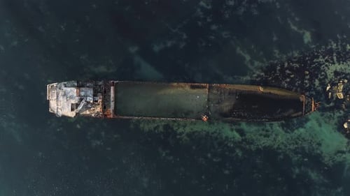 Altes versunkenes Boot in Küstennähe, Ansicht von oben