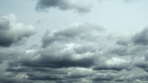 Cielo nublado oscuro y pesado con nubes esponjosas. Fondo de cielo natural. Concepto de previsión meteorológica