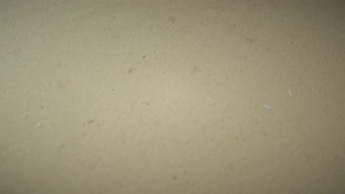 Ink Pen schreibt Gedichte auf altem Papier auf schwarzem Hintergrund