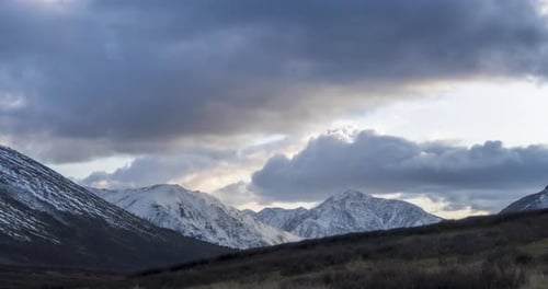 Timelapse de nuages épiques à Mountain Medow à l'automne