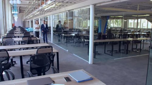 Employés posant au travail
