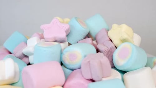 Arten von farbigem Marshmallow rotierend 2