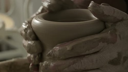 Potter Craftsman moulant une nouvelle pièce