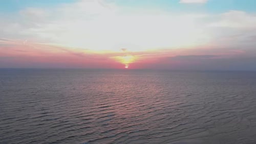 Sonnenuntergang über dem plätschernden Meer