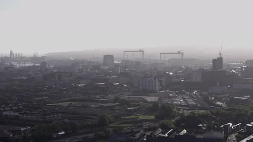 Luftüberführung von West-Belfast vom Land mit Blick auf das Stadtzentrum oder das Zentrum