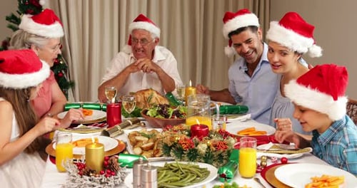 Família extensa sorridente na mesa de jantar de Natal 4k