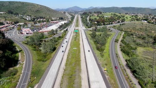 Luftaufnahme der Autobahn, Autobahnstraße mit fahrendem Fahrzeug