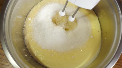 Incorporating the sugar for the cream filling