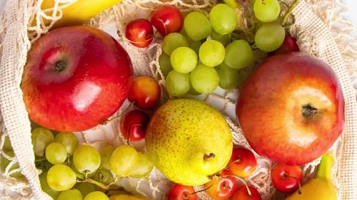 Frutas maduras orgánicas en una bolsa de malla ecológica