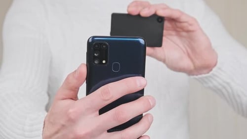 Scanning QR Code with a Modern Cold Crypto Wallet and Smartphone