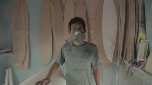 Porträt eines indonesischen Handwerkers in der Surfbrett-Werkstatt