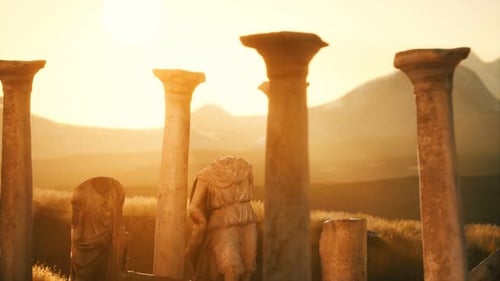 Alte griechische Tempelruinen bei Sonnenuntergang