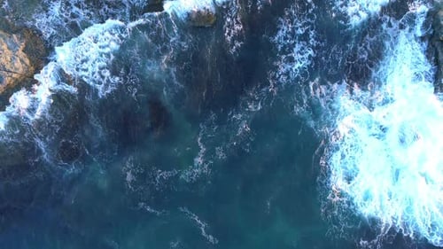 Vagues qui s'écrasent dans