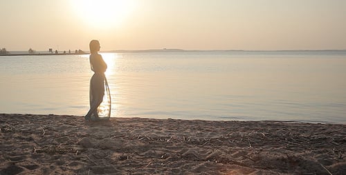 Junge Frau blickt auf den Meeresstrand