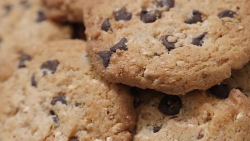 Galletas de pastel con chips DOF poco profundas con trozos de chocolate, primer plano, 4K, 2160p, 30 fps, UHD, imágenes inclinables - P