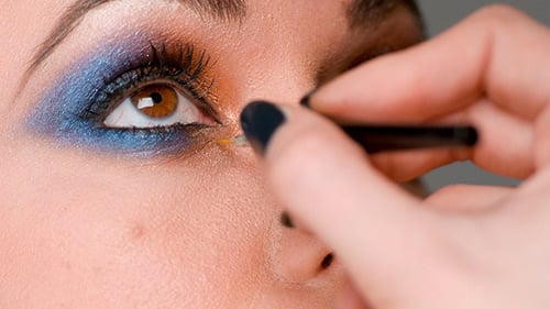 Maquillador haciendo trabajo en los ojos