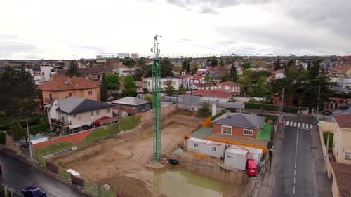 Torre de grúa en proyecto de construcción en barrio español. Vista aérea