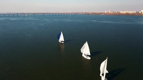 Segelbootfahren auf dem Blue Water River am frühen Morgen