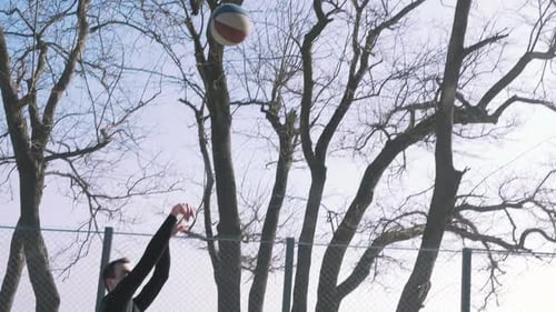 Zwei Basketballspieler spielen Basketball im Freien Zeitlupe