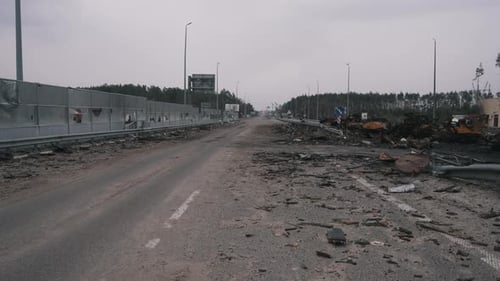 Transport et équipement militaire incendiés sur la route menant à Kiev