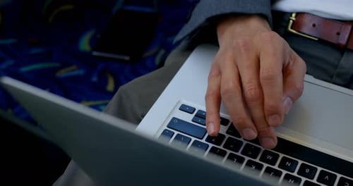 Pendler mit Laptop während der Fahrt im Bus 4k